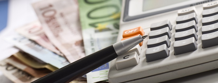 Des billets d'euros avec une calculatrice et un stylo