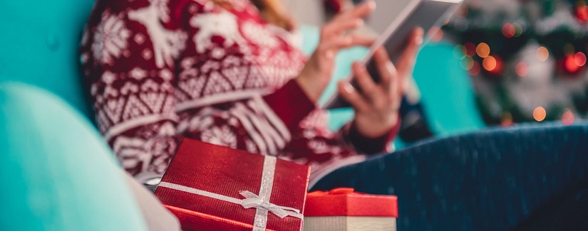 femme faisant des achats en ligne pour Noël