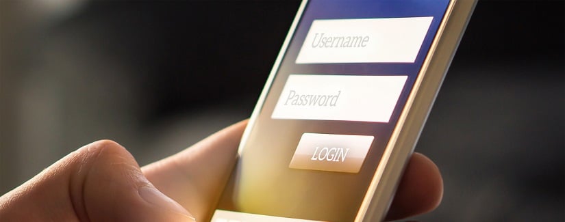 Une personne qui se connecte sur son compte bancaire en ligne