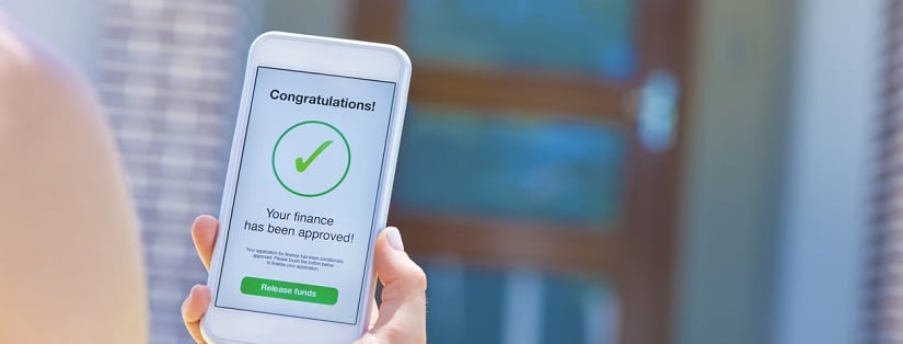 Une personne qui utilise l'application d'une banque en ligne