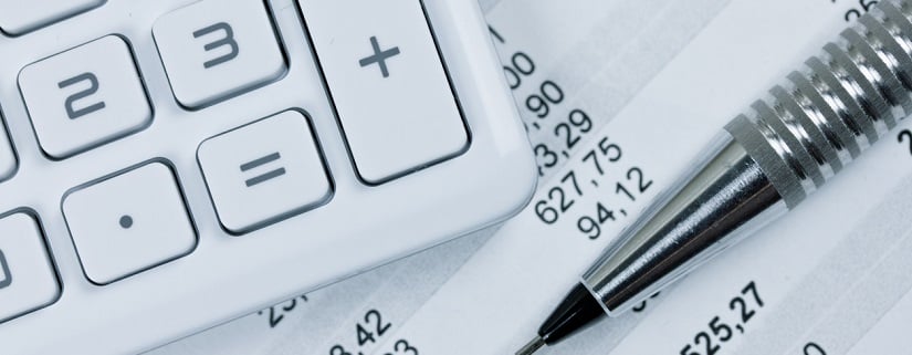 Un relevé bancaire avec un stylo et une calculatrice