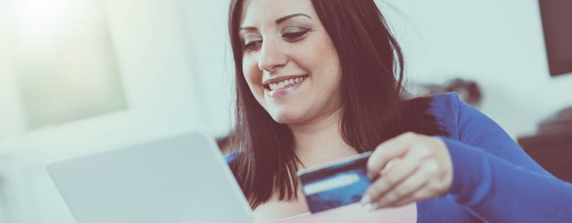 une souriante cliente d'une banque en ligne