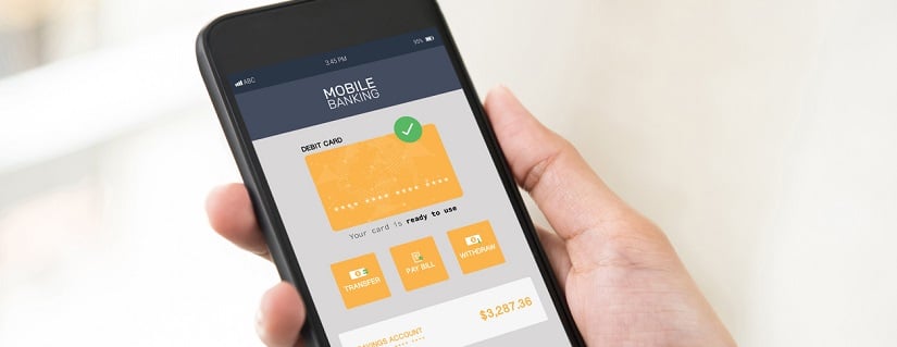 Une personne qui utilise une application de banque en ligne