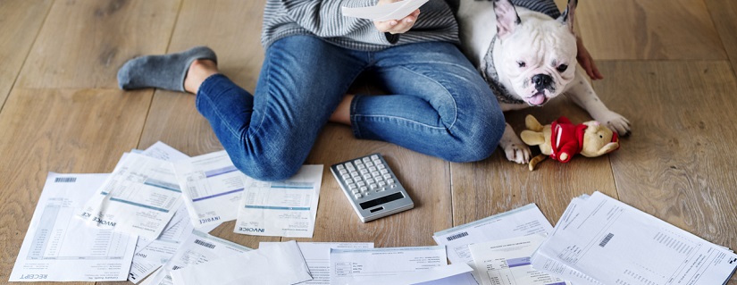 une femme endettée en train de faire les comptes
