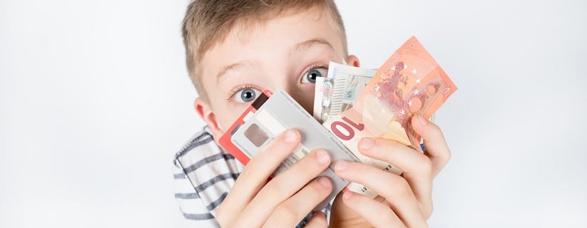Un garçon avec des cartes bancaires et des billets de banque