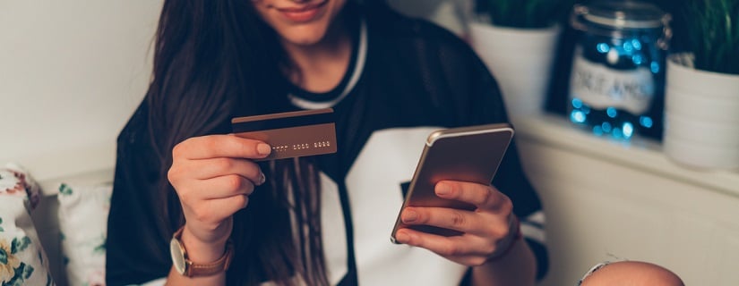 une ado avec carte de crédit et smartphone