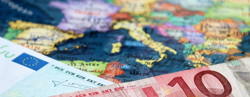 La carte de l'Europe avec des billets de banque en euro
