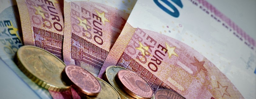 Des billets de banque et des pièces de monnaies en euro 
