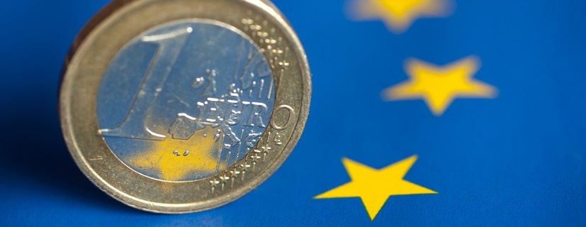 1 pièce d'un euro et drapeau UE