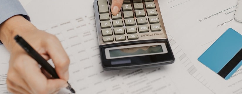 un relevé bancaire avec une machine à calculer