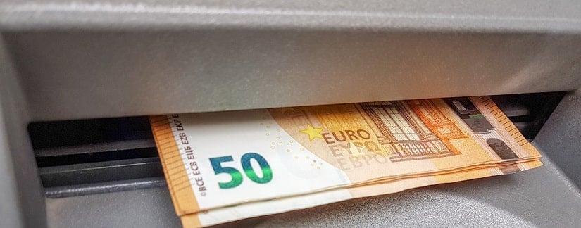 Quelques billets de 50 euro sur le guichet automatique