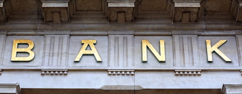Signe de la banque au-dessus de la porte d’un bâtiment financier