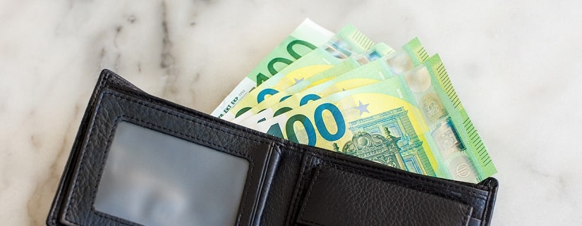 Portefeuille noire avec des billets de 100 euros 