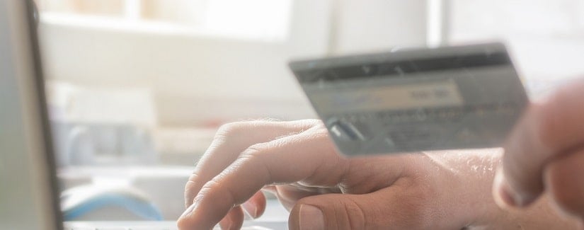 Une personne qui fait de l’achat en ligne