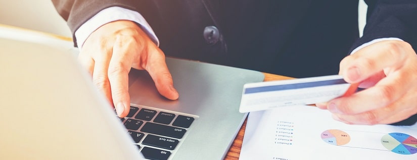 un homme en train de faire ses calculs bancaires
