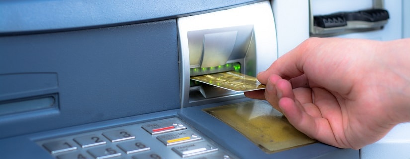 Insertion d'une carte de crédit sur un guichet automatique