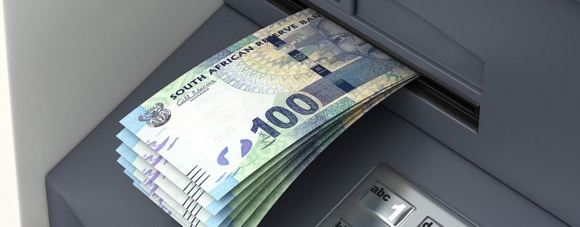 Retrait d’argent sur un guichet automatique en Afrique du sud 