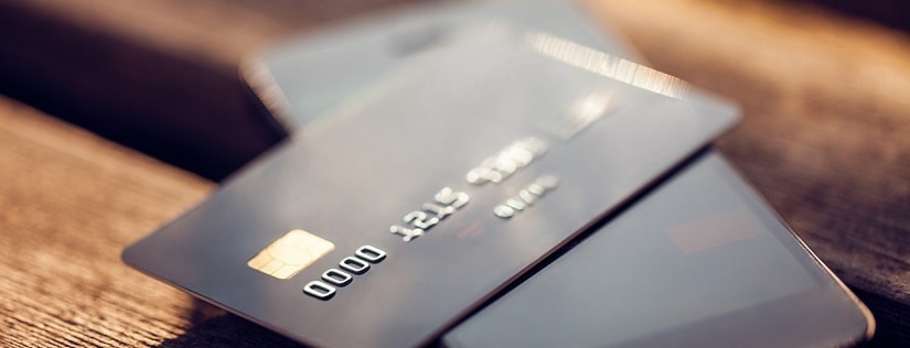 Une carte de crédit et une smartphone