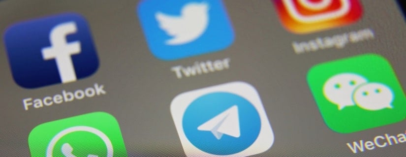 Applications d'icônes de médias sociaux Facebook, Twitter, Instagram, WhatsApp, WeChat, Telegram, Skype, Youtube, Snapchat sur un smartphone.