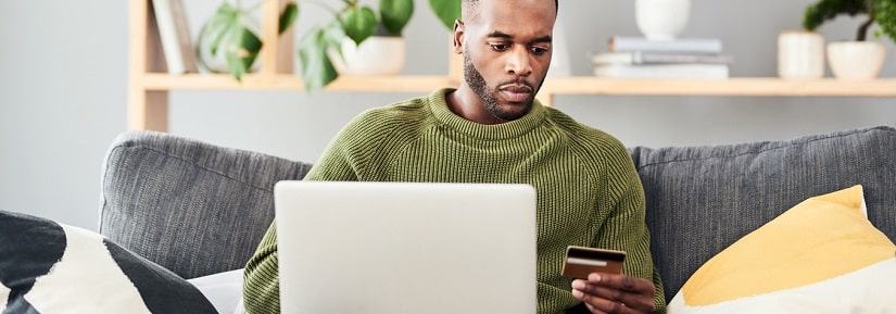 Un jeune homme regardant son compte bancaire en ligne