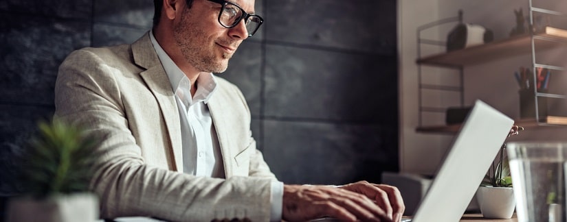 Un employé qui fait du télétravail