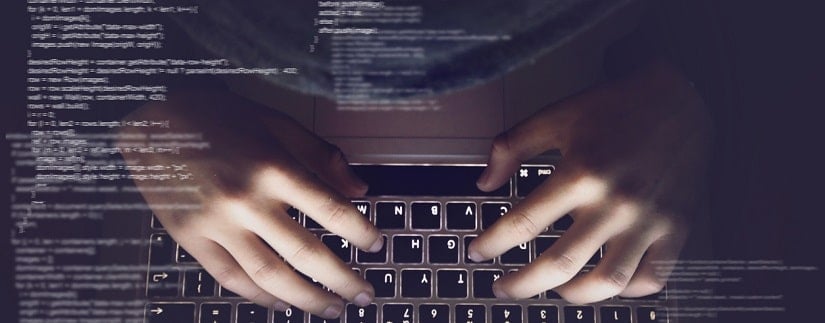Un hacker en train de pirater