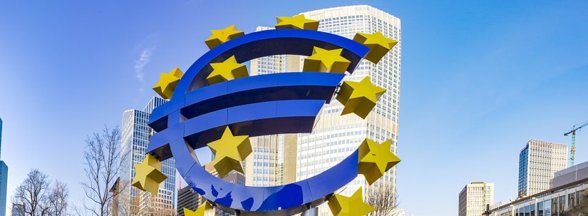 Le symbole de l'euro se dresse devant l'ancienne banque centrale européenne.