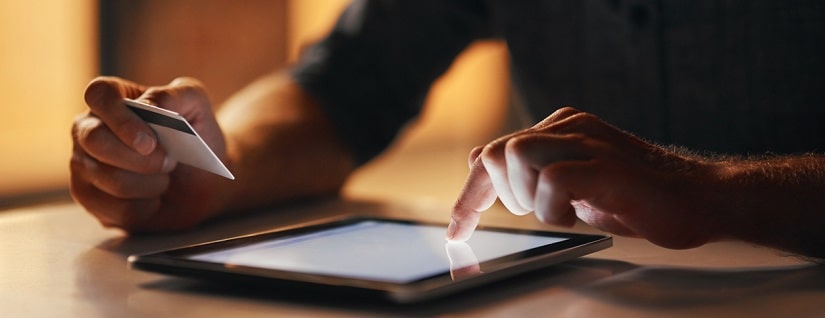 un homme qui se connecte sur sa banque en ligne
