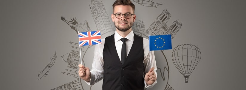 un homme tenant un drapeau britannique et européen