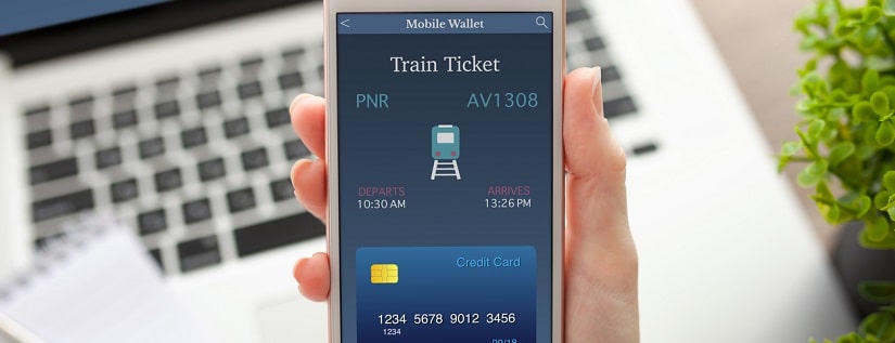 Une personne billet de train en ligne à l'écran sur la table avec ordinateur portable.