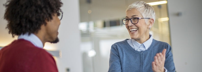 une conseillère et un client bancaires