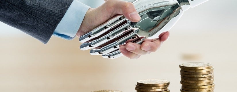 Homme d'affaires et robot se serrant la main avec pile de pièces.