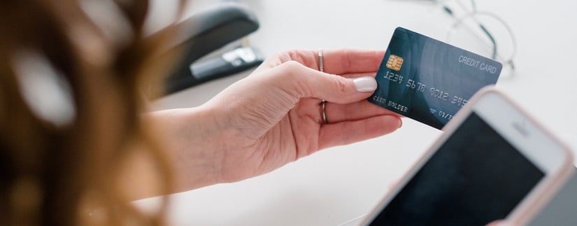 Smartphone et carte de crédit pour effectuer des transactions. Méthode sûre et sécurisée.
