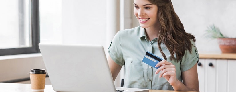 cliente bancaire devant son écran