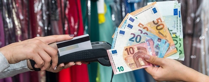 Mains de deux femme donnant des billets d’argent 