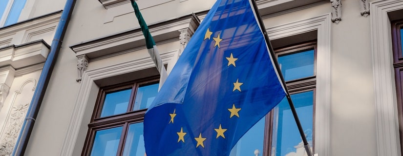 Le drapeau de l'Union européenne suspendu sur un bâtiment. 
