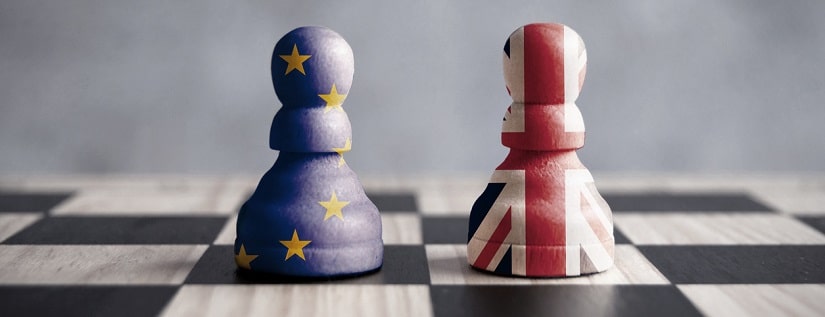 pions d'échecs avec drapeau européen et britannique
