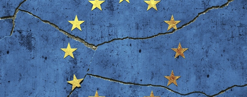mur craquelé avec drapeau européen