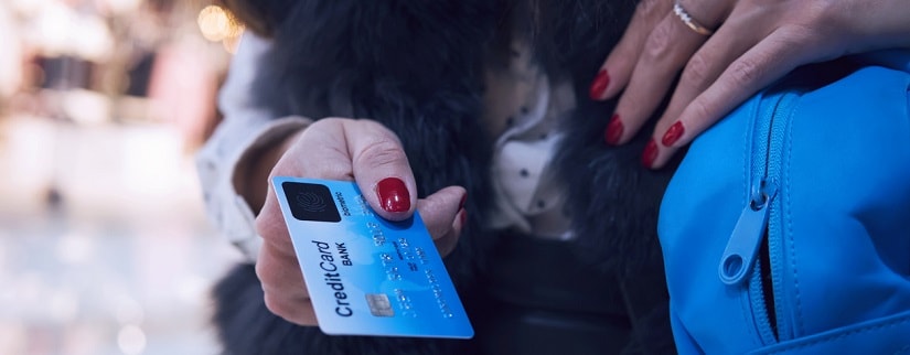 Carte de crédit avec système biométrique entre les mains de la jeune femme.