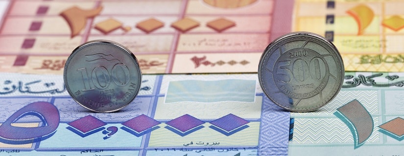 pièces libanaises sur fond d'argent