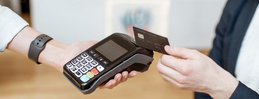 Gros plan paiement sans contact via carte de crédit
