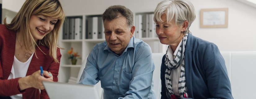 Couple âgé consulte une conseillère financier 