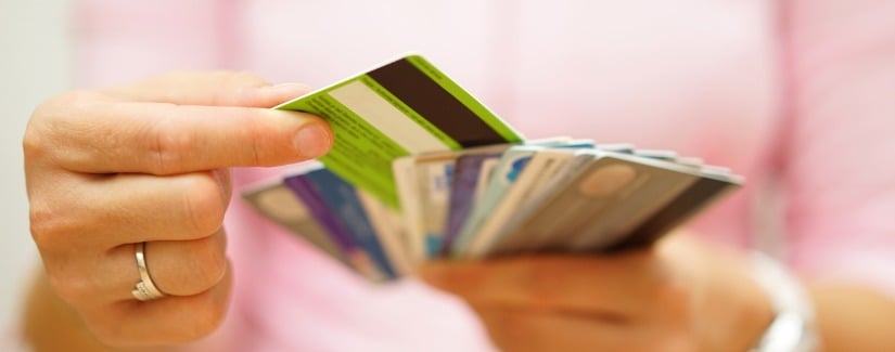 Femme choisir une carte de crédit parmi beaucoup.