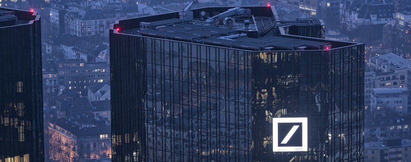 Vue du bâtiment de la Deutsche Bank au crépuscule