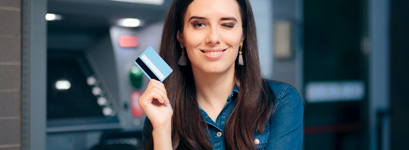 une femme avec sa carte bleu