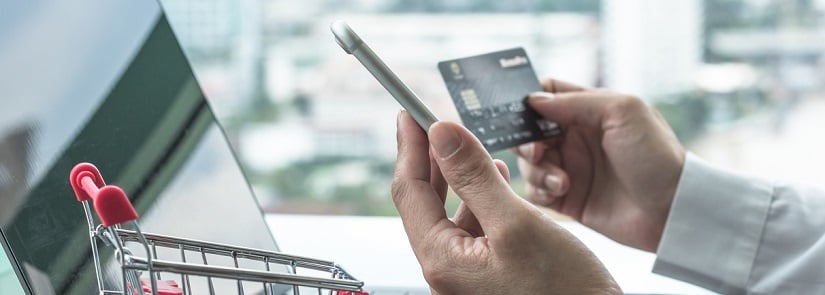 Paiement mobile sur la sécurité des activités de commerce électronique des achats en ligne avec le client utilisant un achat par carte de crédit ou de débit pour un supermarché ou un service d'épicerie.