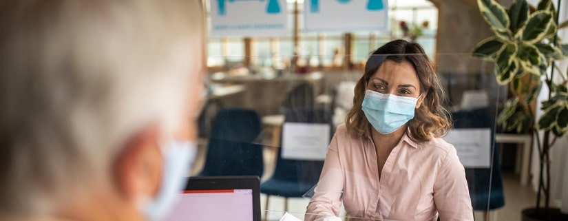 cliente bancaire masqué en agence bancaire