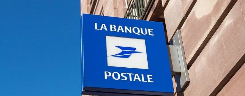 Logo d'une agence de la banque française" "La Banque Postale" "au centre de Strasbourg, Alsace, France. 