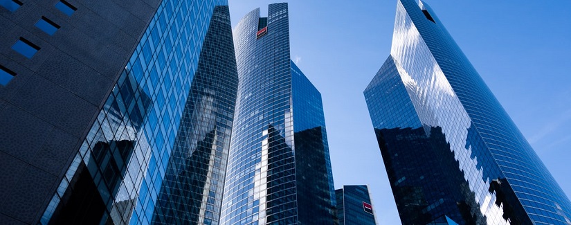 Vue extérieure des tours jumelles Société Générale, siège de la banque française située dans le quartier d’affaires de Paris-La Défense
