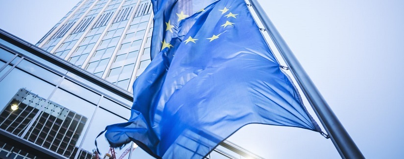 Drapeau de la Communauté européenne devant l’Eurotower de Francfort-sur-le-Main.